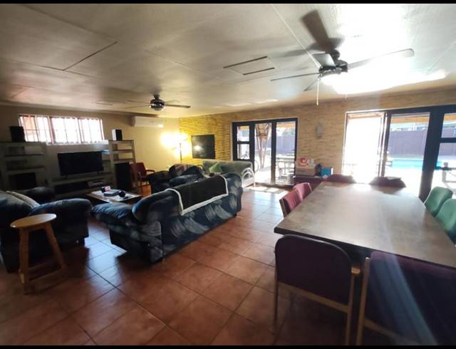 6 BEDROOM HOUSE FOR SALE IN GOLF PARK